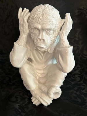 Vit väst på apa från FORM Living - Säljer en cool vit väst som sitter på en sittande apa från FORM Living. Västen har klassisk passform och är helt slät utan mönster eller detaljer. Perfekt för dig som gillar unika och roliga inredningsdetaljer.20 cm längd 