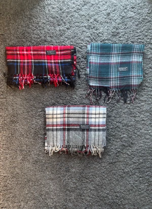 3 Burberry Halsdukar  - 3 st Burberry halsdukar. Fler bilder och detaljer på vardera halsduk finns i min profil. Köper man fler än 1 får man en bra bundle rabatt! Priset på vardera halsduk är inte heller helt fast (kolla min profil!). Kontakta mig vid minsta tanke eller fundering! Köper man i denna annons får man alla halsdukar (pris ej hugget)! Ge bud!