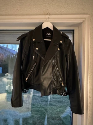 Svart skinnjacka från Zara - Säljer den virala svart skinnjacka från Zara i storlek M. Använd en gång. Liten i storleken. Utgått ur Zaras sortiment 
