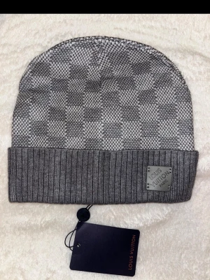 Grå rutig L mössa  - Bra kvalité finns fler i lager 