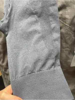 Träningstights - Grå träningstights, vet tyvärr inte märket men köpa på nätet för nåt år sedan! Använda någon gång endast så i toppen skick! Skulle säga att de är en storlek S i storleken 