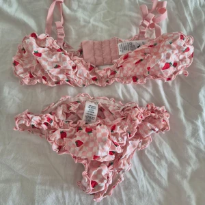 Rosa underkläder med jordgubbsmönster Monki - Använd 2 gånger. Nytvättat. BH i S och trosor i XS. 100% bomull