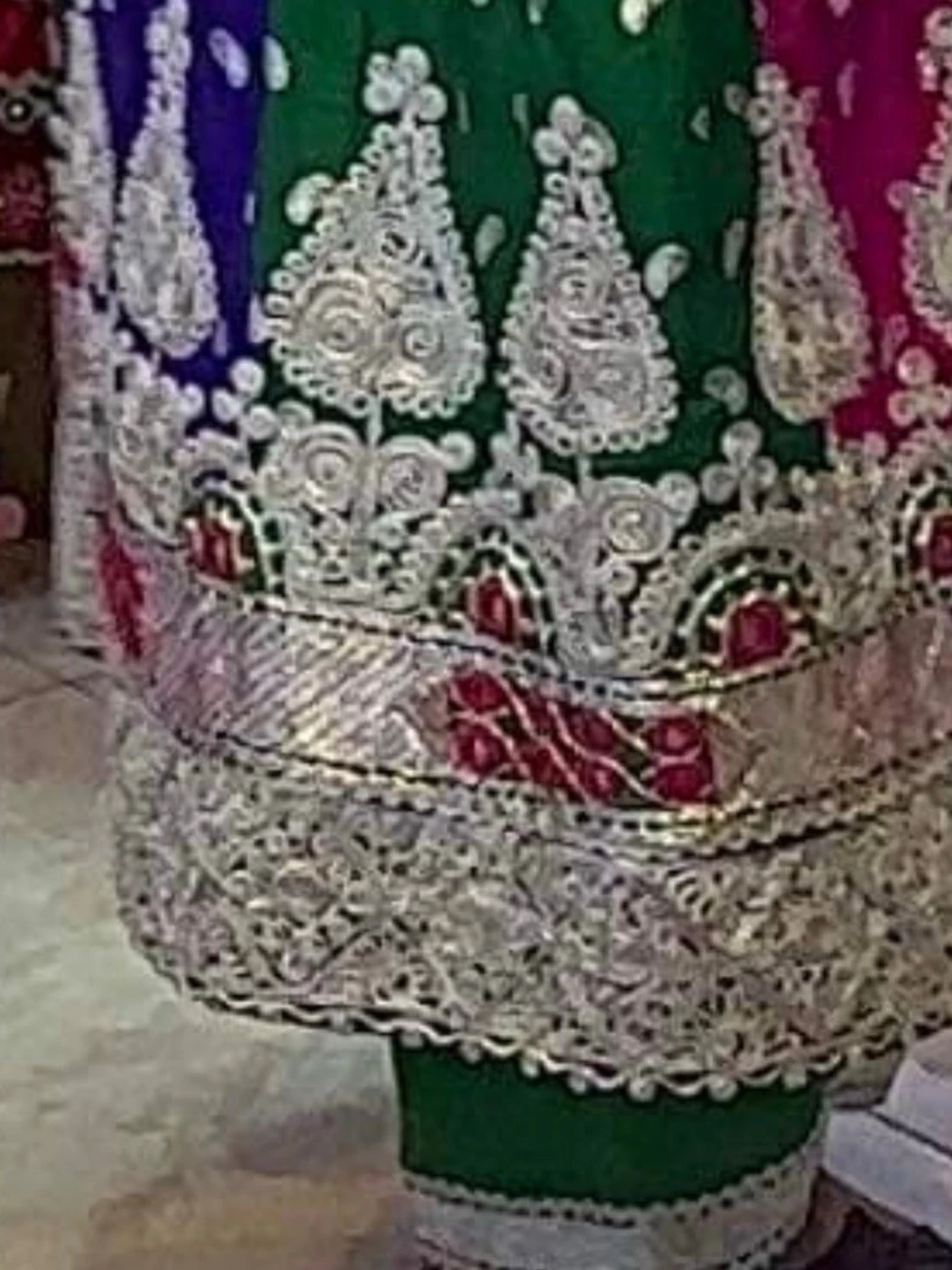 Färgstark långklänning med brodyr - 5