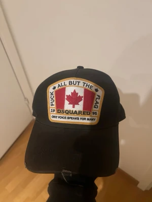 Svart Dsquared2 keps - Säljer en svart keps från Dsquared2 med broderad Kanada-flagga.