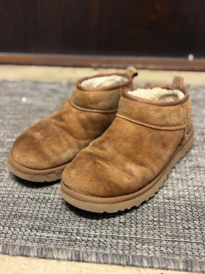 Uggs mini - Snygga uggs i minimodellen alltså ankelkorta. Ljusbruna i bra skick men synligen använda. Storlek 39 - väldigt sköna med varm mysig insida.