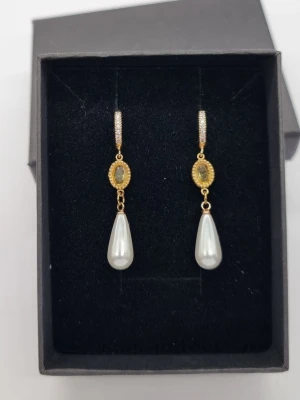 Handgjorda örhängen  - Rostfritt stål. Zirconia kristall. 