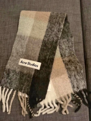 Acnestudios halsduk - Bra skick 9/10, lång ull halsduk från acnestudios kommer med sin tag och kvittot, skriv vid någon fundering