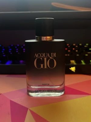 Acqua di Giò Parfum - Riktigt fet parfym, vill köpa ny parfym så säljer denna. 50 ml flaska varav 60% är kvar.