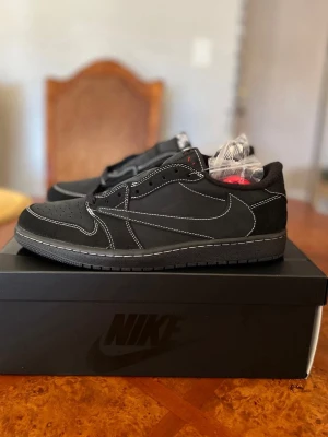 Nike Jordan 1 -Travis scott  - Säljer mina sons travis phantom black köptes i USA på bud men tänker sälja dem då dem går för bra pris helt nya bara 1-2 gång använd 