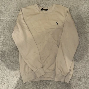 Ralph Lauren tröja  - Nyskick. Skriv vid intresse. Den passar inte mig, för stor. 