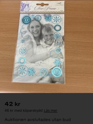 Vacker Ram till scrapbooking / pyssel  - För Scrapbooking och pyssel och kort.   Vacker ram i blått med blommönster. Klister (självhäftande) på baksidan så smidig att använda. I orogalförpackning - fri frakt  