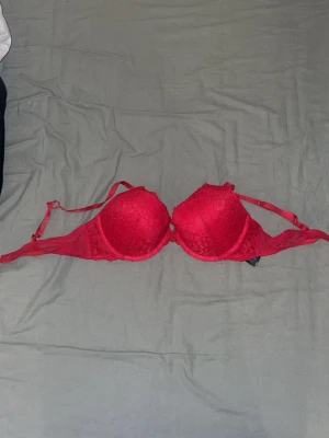 Röd BH - Röd BH från HM som jag har fått av min vän,  har dock aldrig använt den själv. Storlek 80B💕