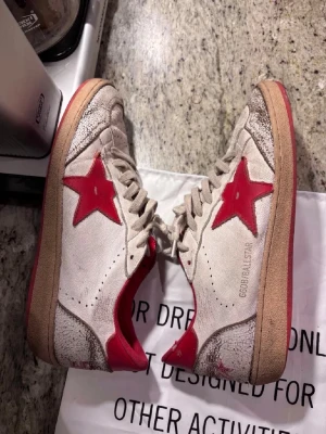 Golden goose ballstar - Säljer ett par Ballstars i bra skick! Storlek 44, true to size. Dustbag och äktenhetsbevis från sicuro medföljer:) hör av er vid frågor och funderingar// Lutino UF