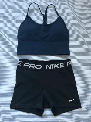 Träningssätt - Knappt använt träningssätt, Nike shorts i strl. M och tränings bh ifrån stadium i märket SOC i strl. M
