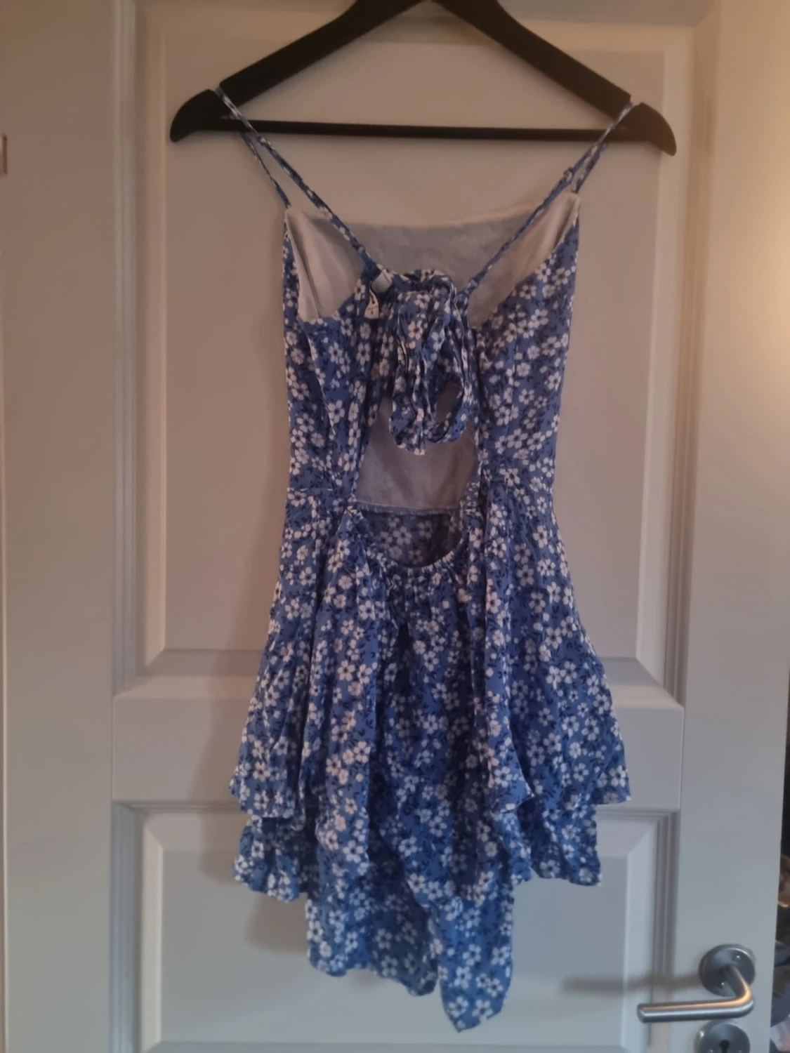 Blå blommig kortklänning med knyt - 1