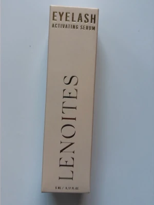 Lenoites Eyelash Activating Serum - Eyelash Activating Serum från Lenoites i en beige förpackning med guldtext. Innehåller 5 ml och är dermatologiskt testad för känslig hud. Oöppnad förpackning. Köpt för 500kr