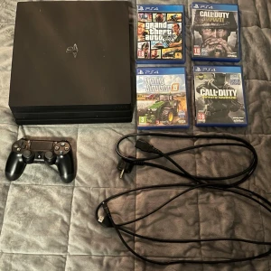 PlayStation 4 Pro 1TB med spel och tillbehör - PlayStation 4 Pro med 1TB i minne i fint skick det finns några små repor men allt fungerar så som det ska. originalkontroll, strömkabel och HDMI-kabel ingår. Fyra populära spel ingår: GTA V, Farming Simulator 19, Call of Duty: Infinite Warfare och Call of Duty WW2. Pris kan diskuteras!