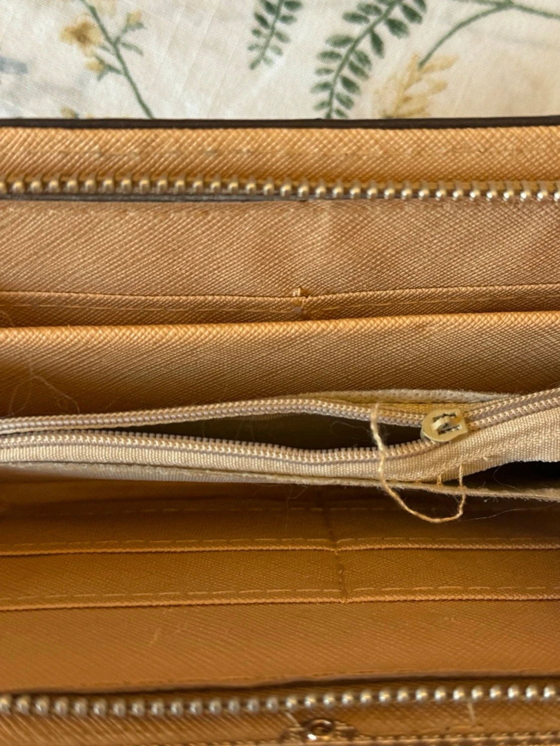 Plånbok med gulddetaljer och blommor - 4