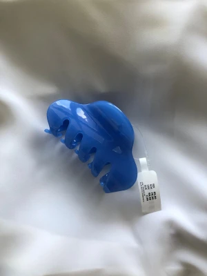 Blå hårklämma - Ny blå hårklämma i plast. 