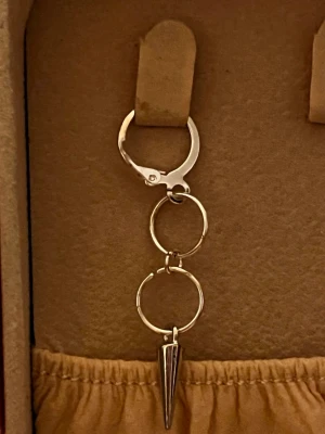 Örhänge - Endast ett örhänge. Egengjord. Rostfritt stål. Postar oftast samma eller dagen efter köp 