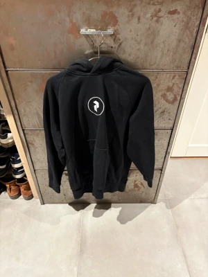 Peak Performance hoodie - Säljer nu min Peak Performance tröja som är i väldigt fint skick och funkar väldigt bra till det mesta. 