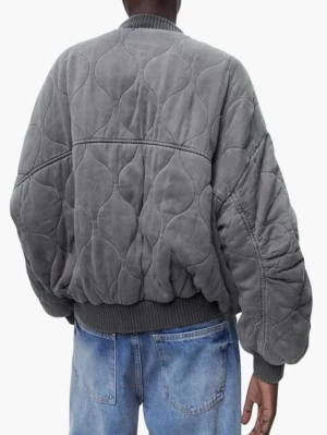 Grå quiltad bomberjacka från Zara - Säljer en oversized grå bomberjacka från Zara, stl: M (jag har vanligtvis S men gillar den som oversized). Sparsamt använd och i fint skick ✨