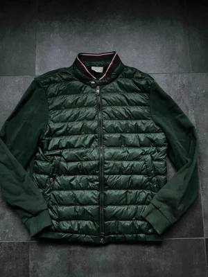 Moncler cardigan - Tjena säljer nu denna riktigt snygga och populära  Moncler cardiganen, den är i bra skick men finns små fläckar. Skriv om ni vill ha bilder, endast tröjan ingår. Hör av er vid frågor och funderingar 🙌🤝