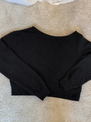Off shoulder tröja  - Säljes då den inte används Köp gärna i bundle Off shoulder Lite croppad