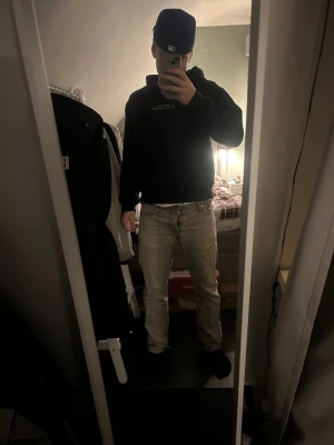 Grå jeans från Jack & Jones - Säljer ett par grå jeans från Jack & Jones med klassisk femficksdesign och rak passform. Storlek 29/30. Jeansen har en diskret sliten detalj på ena benet och är tillverkade i mjukt bomullsmaterial. Perfekt för dig som gillar en enkel och clean look. Byten är intressant och priset kan diskuteras.