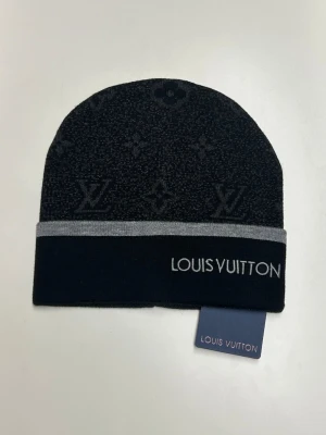 Mössa LV - Säljer en mössa helt ny. Storlek One Size. Snabb frakt 