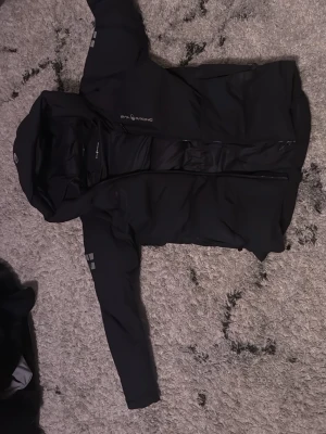 Svart pufferjacka med huva från Dope - Hör av er vid intresse. Högsta bud får den jackan, så gott som ny.