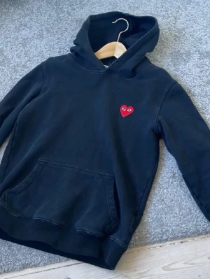 Commes des garçon (cdg) hoodie - Tröjans storlek är S men skulle säga att den passar mer som XS. Skicket på tröjan är 7/10 därav priset. Har du frågor eller funderingar är det bara att höra av dig.
