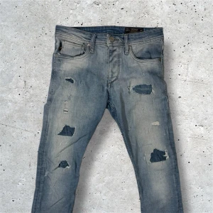 Jack&Jones jeans Slim/Glenn - Schyssta Jack&Jones jeans med slitningar i modellen Slim/Glenn. Jeansen kommer i stl W28 L30 och är i toppen skick. Skriv vid frågor, pris kan diskuteras vid snabb affär!