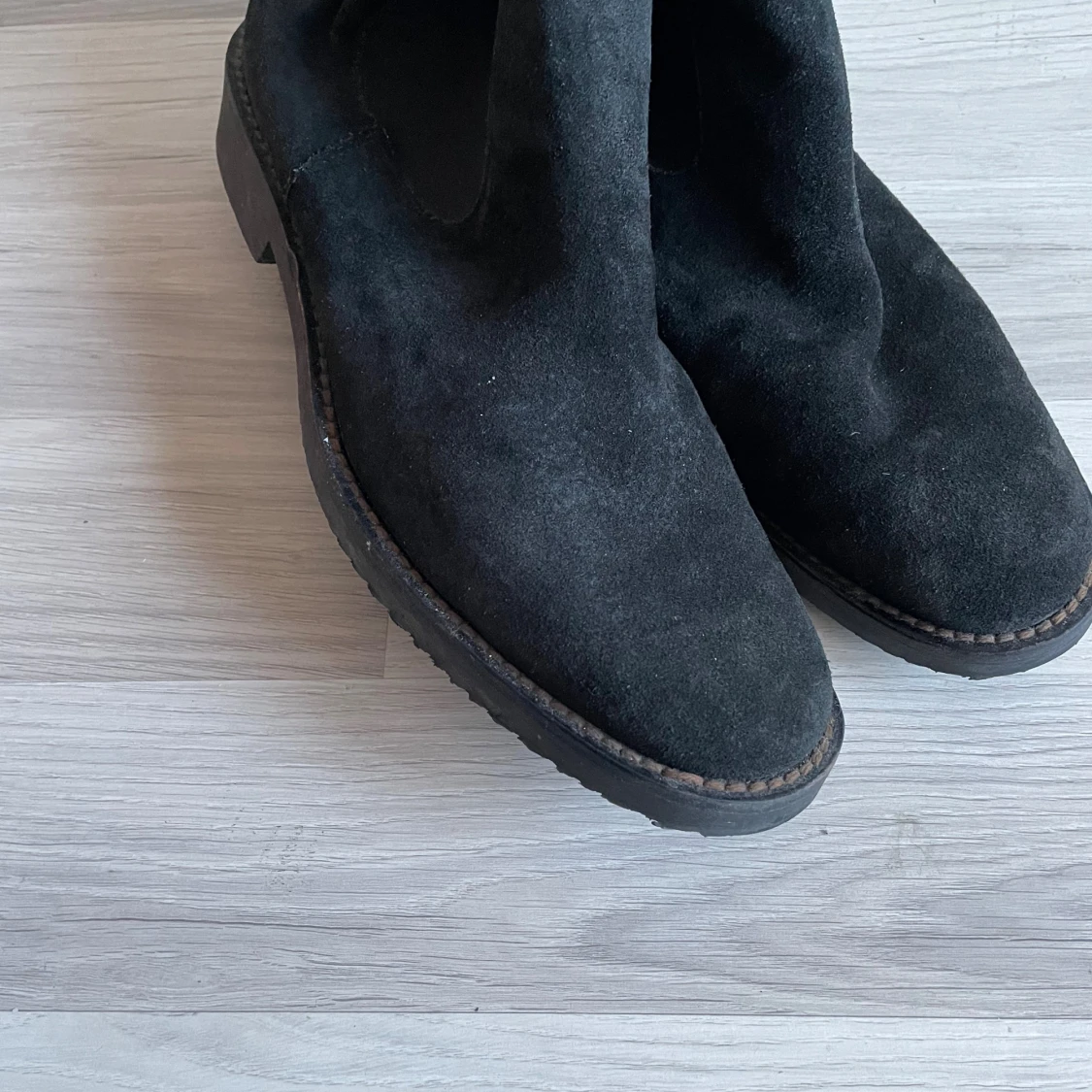 Svarta chelsea boots i mocka - 1