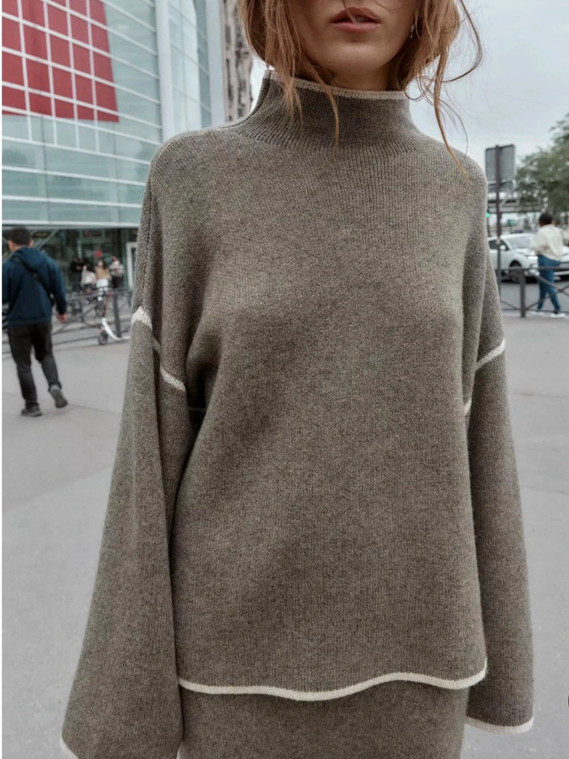 Beige polotröja med vita detaljer