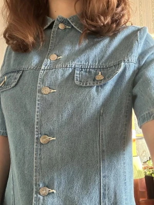 Jeans Skjorta  - Står inget märke eller storlek men passar mig som oftast bär S/M🌞 100% bomull så otroligt skön, bara att skriva vid frågor!