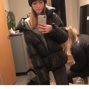 Svart vinterjacka  - Såå snygg vinterjacka med en lite oversized passform. Svart utanpå och mörkgrön inuti 💚Finns två små hål på ryggen men inget som direkt märks