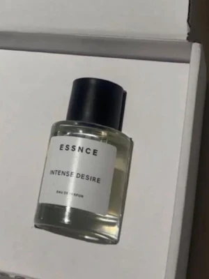 Essnce Intense Desire parfym - Modern Eau de Parfum från ESSNCE med namnet Intense Desire. Perfekt för dig som vill sticka ut och ge din stil en extra touch. Enkel och stilren design som passar in i alla sammanhang.