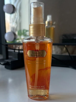 Amber Romance Fragrance Mist 60ml - Amber Romance Fragrance Mist från Victoria's Secret, 60 ml. En lätt mist med inslag av amber och crème anglaise, perfekt för dig som vill ha en fräsch och ungdomlig touch i din vardag.