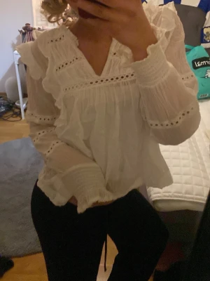 Vit blus - Vit blus från neo Noir 