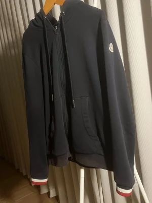Moncler Maglia Zip Hoodie - Säljer min stilrena zip hoodie ifrån Moncler, tröjan är i riktigt fint skick o passar alla stilar, storlek S, tags o ogs medföljer, NFC scan funkar självklart, hör av er vid minsta fundering.