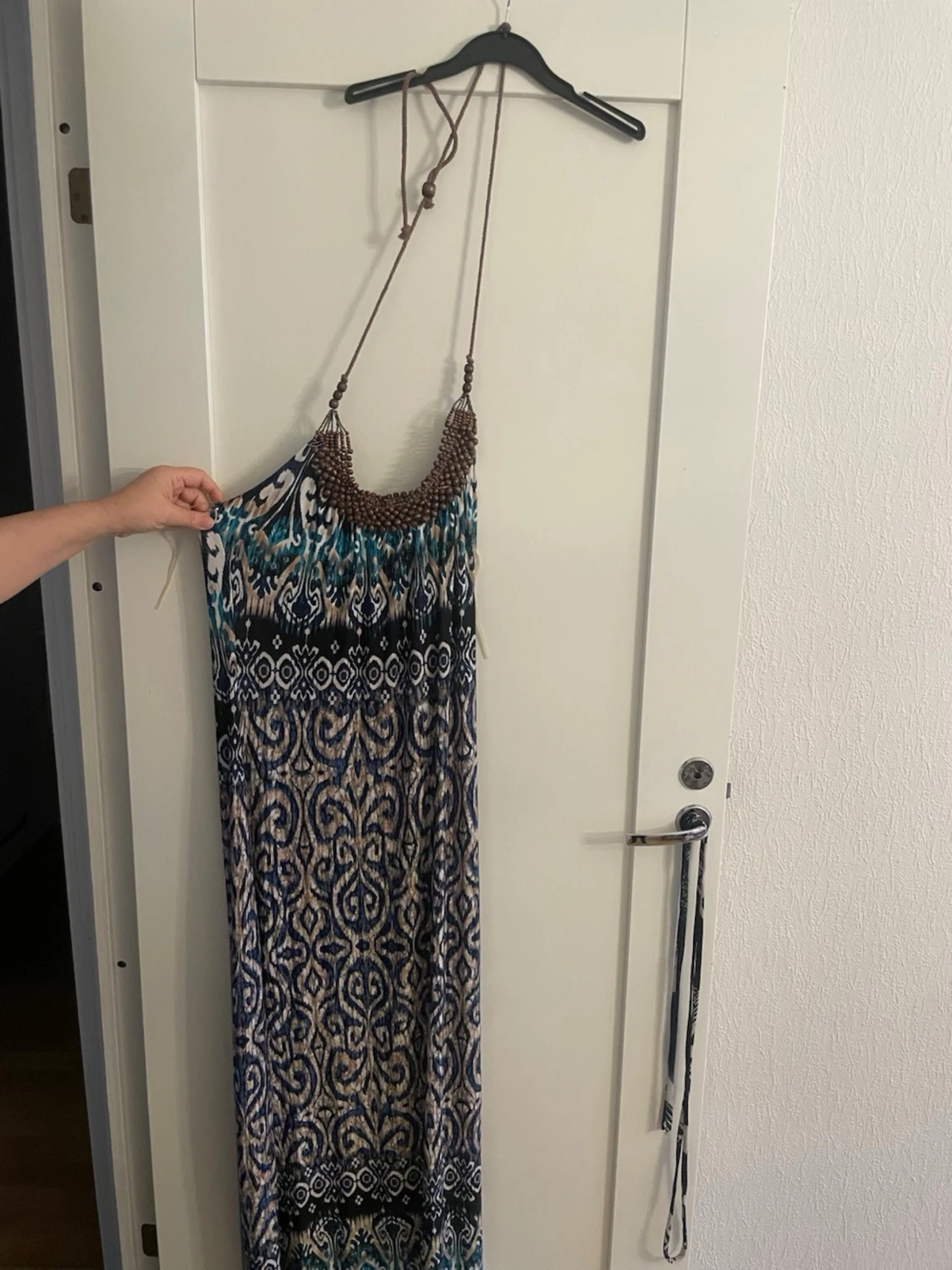 Mönstrad långklänning med pärldetaljer