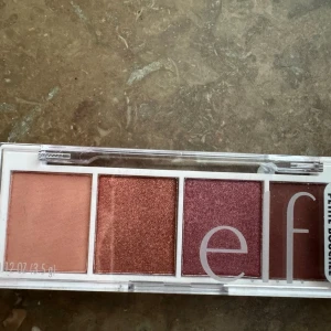 E.l.f ögonskuggspalett - Helt ny. Färgen Berry Bad 