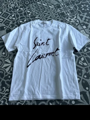 Vit Saint Laurent t-shirt - Använd en gång