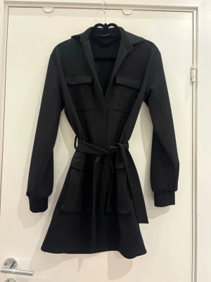 Kavajklänning - Svart kavajklänning i fint skick. Perfekt till nyår!✨Storlek xxs men passar även xs-s då den har ett kantband vid midjan