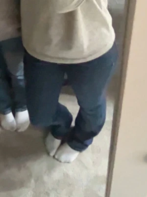 Mörkblå raka jeans - Säljer ett par mörkblå jeans med klassisk straight fit och normal passform. Jeansen har en enkel design utan synliga detaljer och är tillverkade i ett slitstarkt denim-material. Perfekta för dig som gillar en tidlös och enkel look.