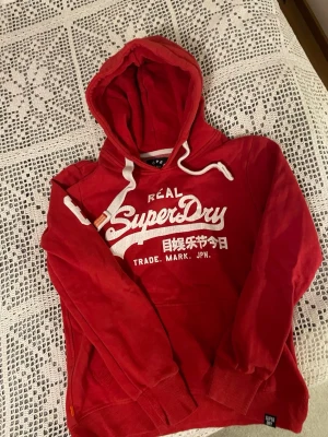 Superdry hoodie  - Tja! Säljer min Superdry hoodie. I bra skick, jag tar gärna emot bud så tveka inte att skicka era bud! Skriv också vid fler bilder.