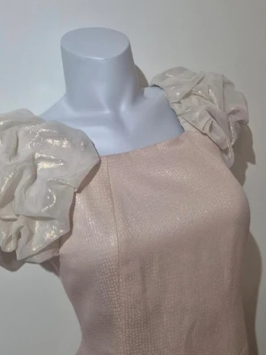 Elegant klänning - Elegant klänning 🥰 Storlek L/XL 💕✨️ Ingen storleksetikett 🛍📦 Den har tecken på användning som syns på bilden 🫶🏻😊⚘️ Färgen är som champagne eller aprikos med guld, jag är inte helt säker, den har fläckar se de sista bilderna😊