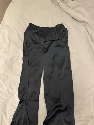 Svarta satinbyxor från BIKBOK - Snygga satinbyxor från bikbok 