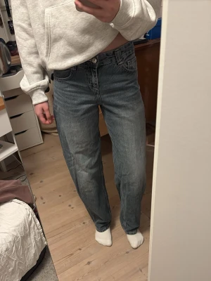 Blå wide jeans från Bershka - Säljer ett par blå barreljeans från Bershka i storlek 32. Jeansen är i mycket bra skick.